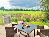 Fox Acre Lodge - Amazing Views Hotel a Llanhennock