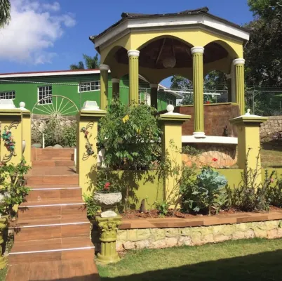 Tropical Treasure: 4 BR Oasis in the Hills of JA Hotels in Mandeville