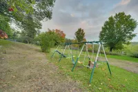 Hermantown Home w/ Decks, Grill & Hot Tub! - شرفة