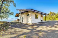 Dreamy Hilltop View: Roseburg Retreat w/ Hot Tub! - 4つ星
