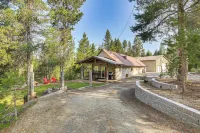 Woodsy Cabin Retreat ~ 4 Mi to Crescent Lake! - chambre d’hôtes