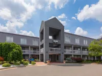 Howard Johnson by Wyndham Romulus Detroit Metro Airport Hotels in Wayne County
