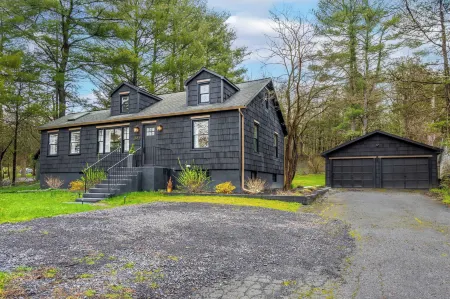 Charcoal Chalet by Avantstay A+ Design w/ Firepit