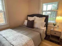 Cheerful 2-bedroom Edenton bungalow getaway โรงแรมในเอเดนตัน