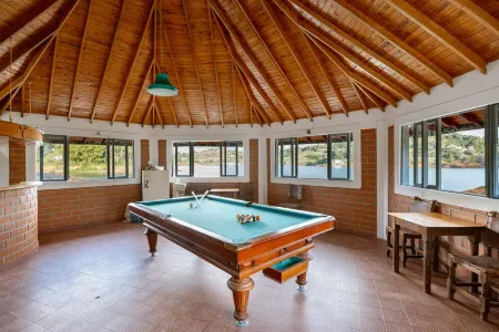 Luxury villa/jet ski/boat/launch/reservoir front/wifi