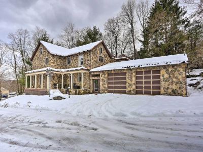 1 Mi to Lake Wallenpaupack Spacious Poconos Villa