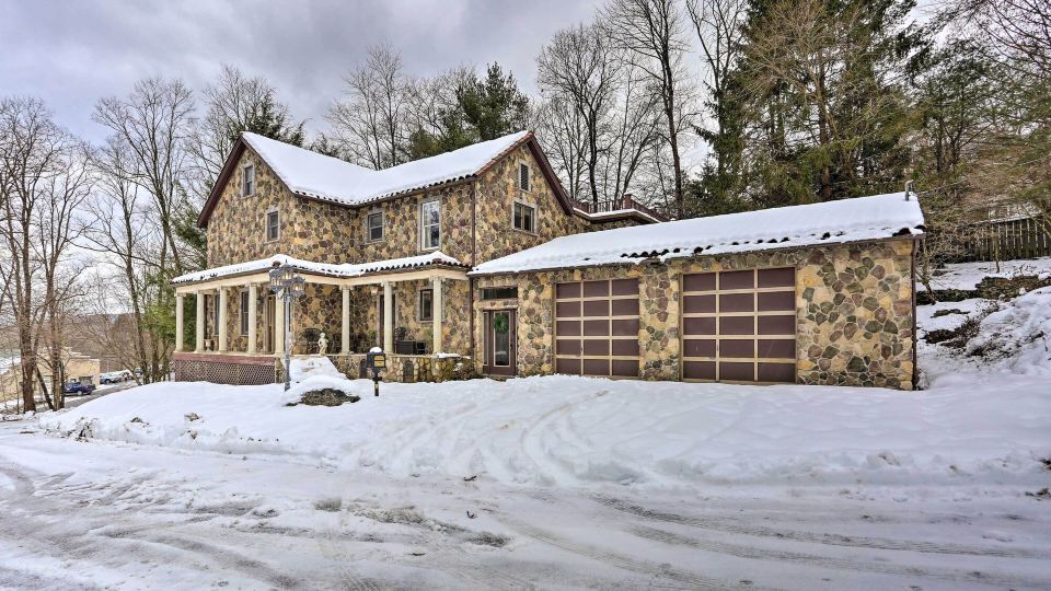 1 Mi to Lake Wallenpaupack Spacious Poconos Villa