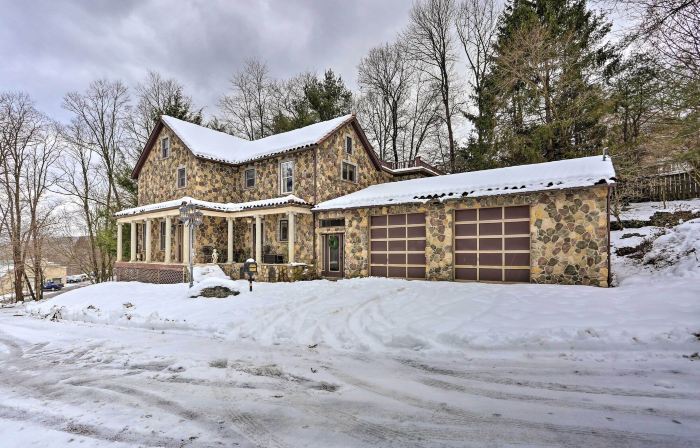 1 Mi to Lake Wallenpaupack Spacious Poconos Villa