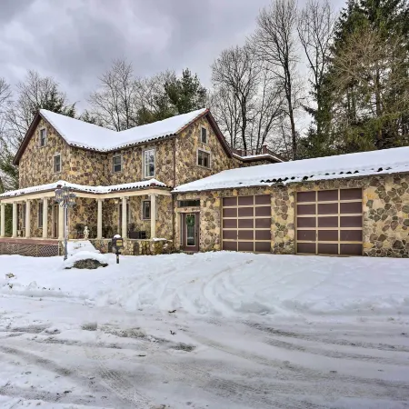 1 Mi to Lake Wallenpaupack Spacious Poconos Villa