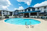 Clarion Pointe - parking