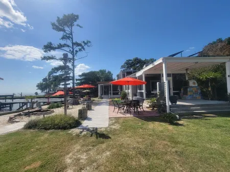 Edgewater Pirates Den Beautiful Water Front. 1 bedroom, bath, Water front fun