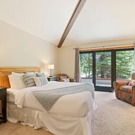 10 Tan Oak Home Features Private Hot Tub and BBQ on the Deck by RedAwning