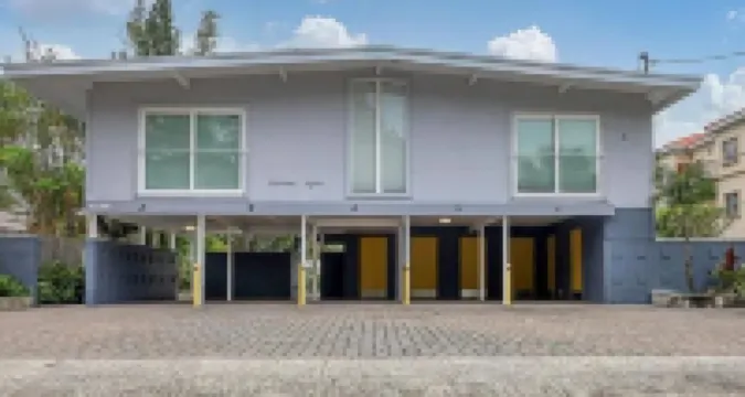 1st floor apt A. 1 mile from waterfront and downtown. Just 2 miles from beach!