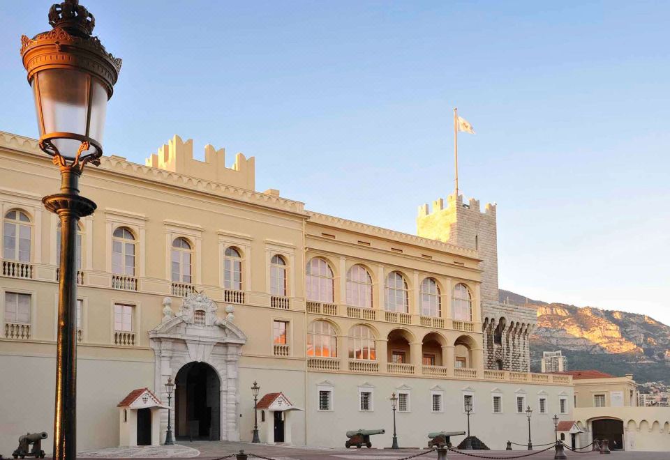 노보텔 몬테-카를로의 야외 수영장 전경