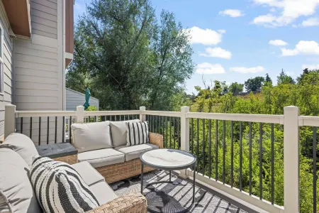 Trendy Townhouse near Golden and Red Rocks! Отели рядом с достопримечательностью «Green Mountain»