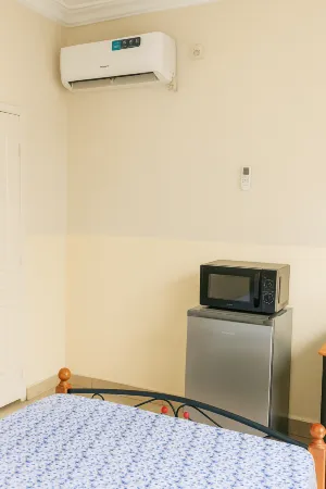 Cozy Guest Room in Kinshasa with Balcony and Partial Air-Conditioning Отели рядом с достопримечательностью «ROND POINT SUPER LEMBA»