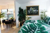 House with Patio, Caribbean Hot-Tub & Tiki Bar. Pet Friendly. No Cleaning Charge