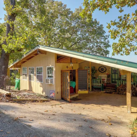 'the Treehouse' in Cherokee Village: Deck & Views
