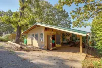 'the Treehouse' in Cherokee Village: Deck & Views - Homestays