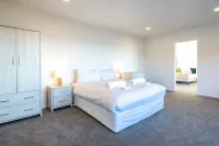 Driftwood Beach House with Spa Pool -  Holiday Villas