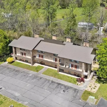 Cozy 2-bed/2bath riverfront condo in amazing Townsend with WiFi, AC