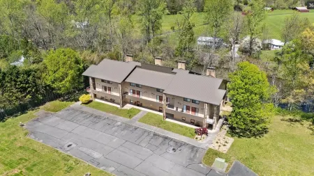 Cozy 2-bed/2bath riverfront condo in amazing Townsend with WiFi, AC