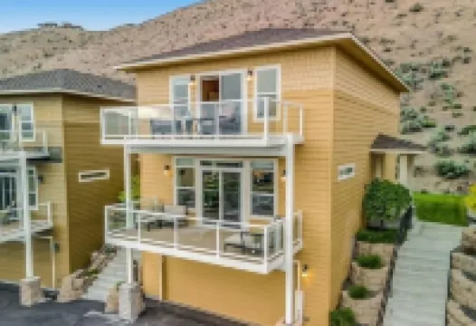 D25-2 Deck Unit Riverview w/ATCH garage Sunserra nearby heated pool and hot tub