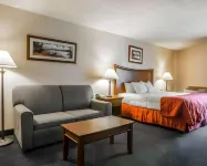 Clarion Inn & Suites at the Outlets of Lake George - 2 tähden