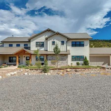 Nat'l Forest Access & Mtn Views: Family Eagar Home
