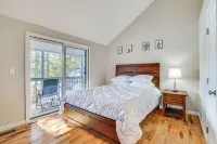 Steps to Lake Tanglwood: Tranquil Wooded Retreat - de charme