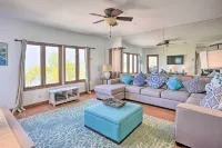 Quiet Avalon Getaway Villa w/ Ocean View & Balcony - Balkon