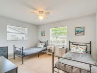 5 Mi to Weeki Wachee! Home w/ Lanai & Air Hockey Hotels in Spring Hill