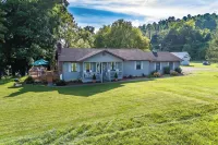 Dock! Riverfront Angler's Oasis in Elizabethton - 3 étoiles