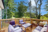 4BR Lakefront Retreat w/ Furnished Deck, Dock - 3 tähden