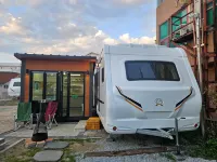 江陵安木咖啡街卡拉班露營 鄰近安木海灘（Anmok Beach）的酒店