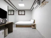 Q Motel Hotels near Singil Station