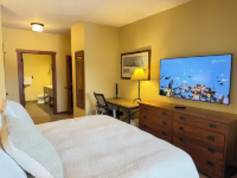 Luxury Ski-in/Ski-out 2 BR, Soaring Eagle 207, Hot tubs, Underground parking