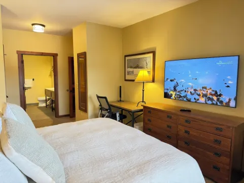 Luxury Ski-in/Ski-out 2 BR, Soaring Eagle 207, Hot tubs, Underground parking