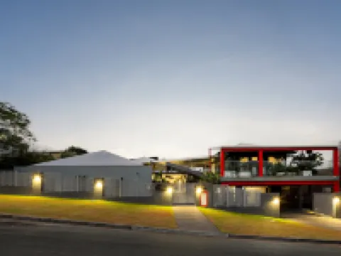 Striking Luxury Home With Garden & BBQ Hotels in Margate