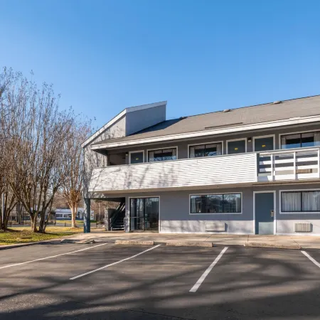 Days Inn by Wyndham Charlotte University Отели рядом с достопримечательностью «Торговый центр Tryon»