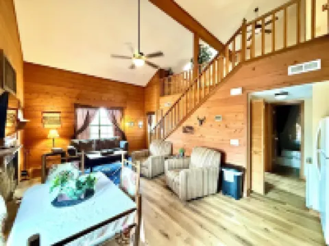 Barnes Backwoods Retreat~Close to Branson Fun and Area Lakes~Pet Friendly