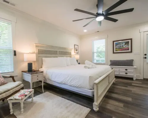 Charming 3BR w Balconies Walk to Flat Rock Playhouse Hotéis em Flat Rock
