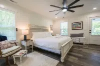 Charming 3BR w Balconies Walk to Flat Rock Playhouse - Homestays