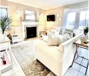 Luxe Villa- mins from Mohegan Sun with fireplace, jacuzzi, sauna/pools, and spa