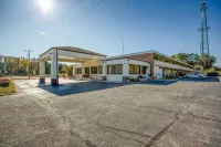 Travelers Inn by OYO, Templeton VA - parking