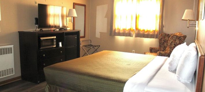 Colonial Inn Hotels in Dubuque County