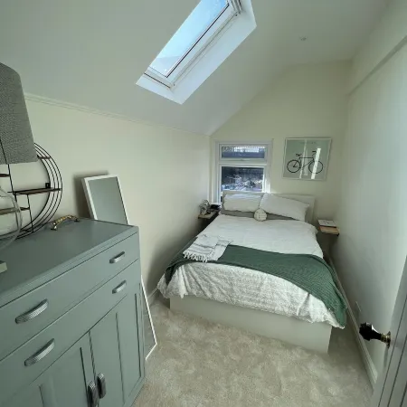 Spacious House in Guildford Отели рядом со станцией Гилдфорд