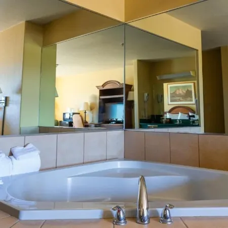 Pinedale Hotel & Suites