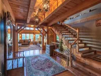 Luxury Lakeview Cabin with Hot Tub and Game Room! Hôtels à : Comte de Swain