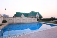 Savoy Suites Noida - piscina